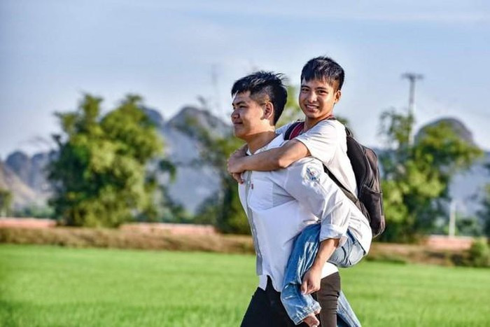Nam sinh cõng bạn đến trường: Sự chân thành và nhân hậu suốt 10 năm đáng giá hơn 0,25 điểm ảnh 3