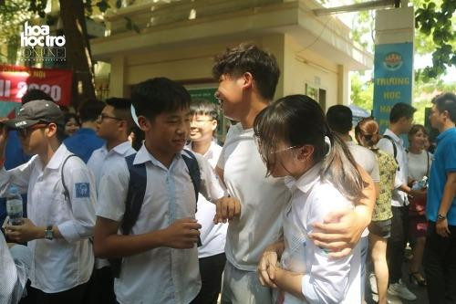 Loạt ảnh đến trường thi mới hiểu lòng cha mẹ: Đợi con thi vào lớp 10 dưới nắng nóng 38 độ ảnh 6