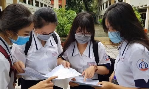 Học sinh hào hứng trở lại trường, nước rửa tay và khẩu trang là vật dụng không thể thiếu ảnh 8