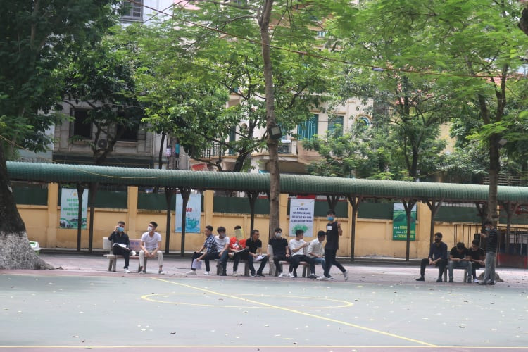 Sĩ tử Hà Nội “check-in” an toàn phòng dịch tại địa điểm thi tốt nghiệp THPT Quốc gia ảnh 9
