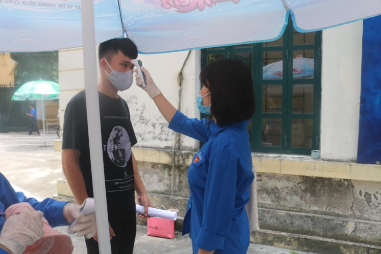 Sĩ tử Hà Nội “check-in” an toàn phòng dịch tại địa điểm thi tốt nghiệp THPT Quốc gia ảnh 5