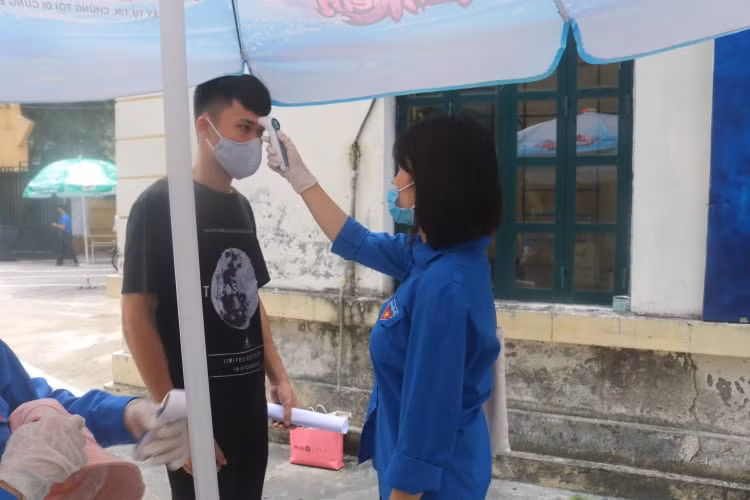 Sĩ tử Hà Nội “check-in” an toàn phòng dịch tại địa điểm thi tốt nghiệp THPT Quốc gia ảnh 5