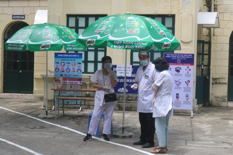 Sĩ tử Hà Nội “check-in” an toàn phòng dịch tại địa điểm thi tốt nghiệp THPT Quốc gia ảnh 3