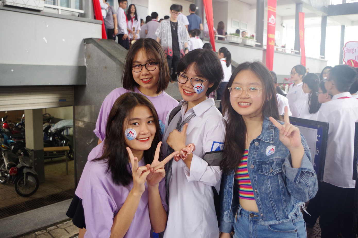 Hội “nhất quỷ nhì ma” in tấm bảng hình cô chủ nhiệm để “răn đe” trong trận đấu bóng chuyền ảnh 5 Hội “nhất quỷ nhì ma” in tấm bảng hình cô chủ nhiệm để “răn đe” trong trận đấu bóng chuyền ảnh 5