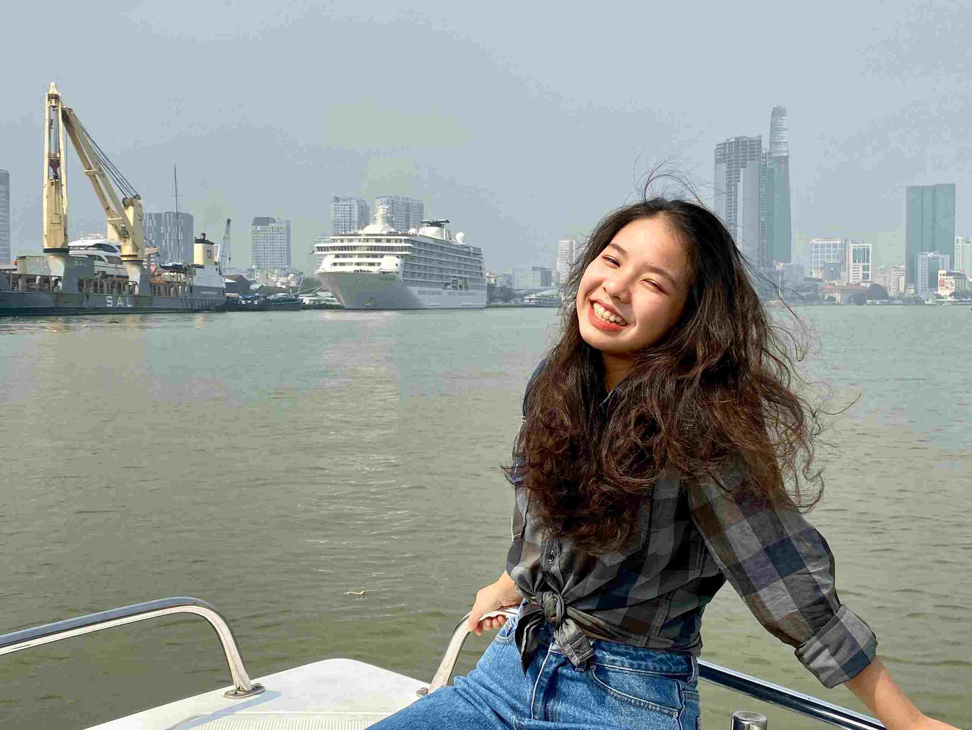 Nữ sinh viên 15 tuổi trở thành YouTuber đầu tiên đưa thể loại vlog lên sóng truyền hình ảnh 3