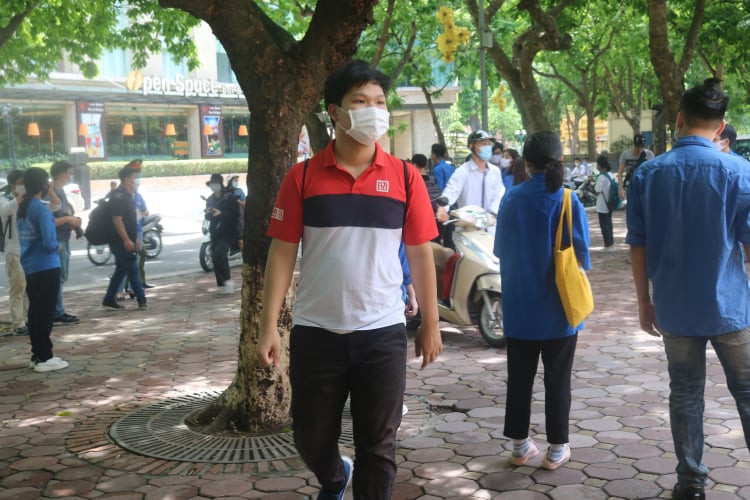 Sĩ tử Hà Nội “check-in” an toàn phòng dịch tại địa điểm thi tốt nghiệp THPT Quốc gia ảnh 4