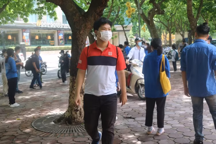 Sĩ tử Hà Nội “check-in” an toàn phòng dịch tại địa điểm thi tốt nghiệp THPT Quốc gia ảnh 4
