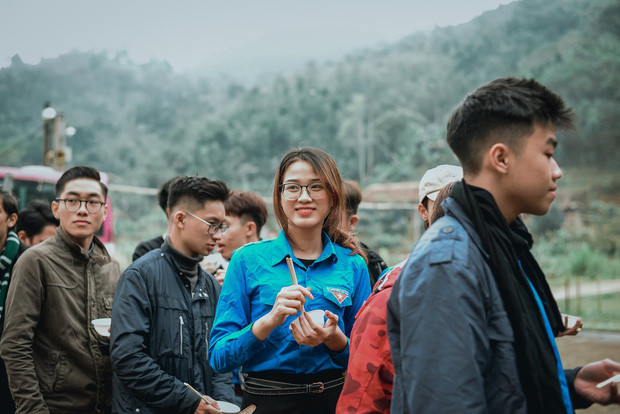 Hoa hậu Đỗ Thị Hà đi cấy lúa cũng xinh xắn đáng yêu, xứng danh cô gái “con nhà người ta“ ảnh 4