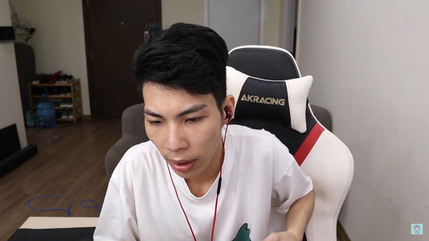 Mở livestream, streamer nổi tiếng bất ngờ vì người cũ gọi điện nhờ tư vấn tình cảm ảnh 2