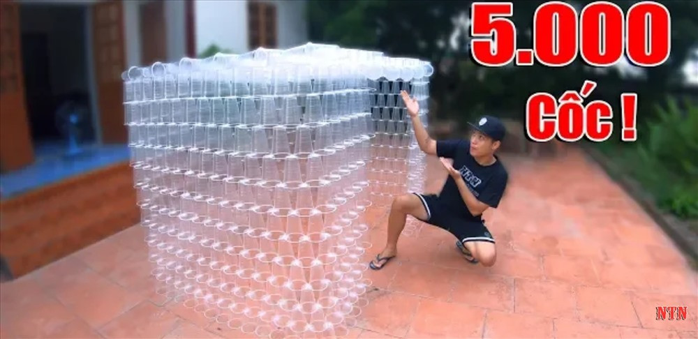 Clip “nấu cháo gà nguyên lông” chỉ là một trong vô số vlog câu view bất chấp trên YouTube ảnh 3