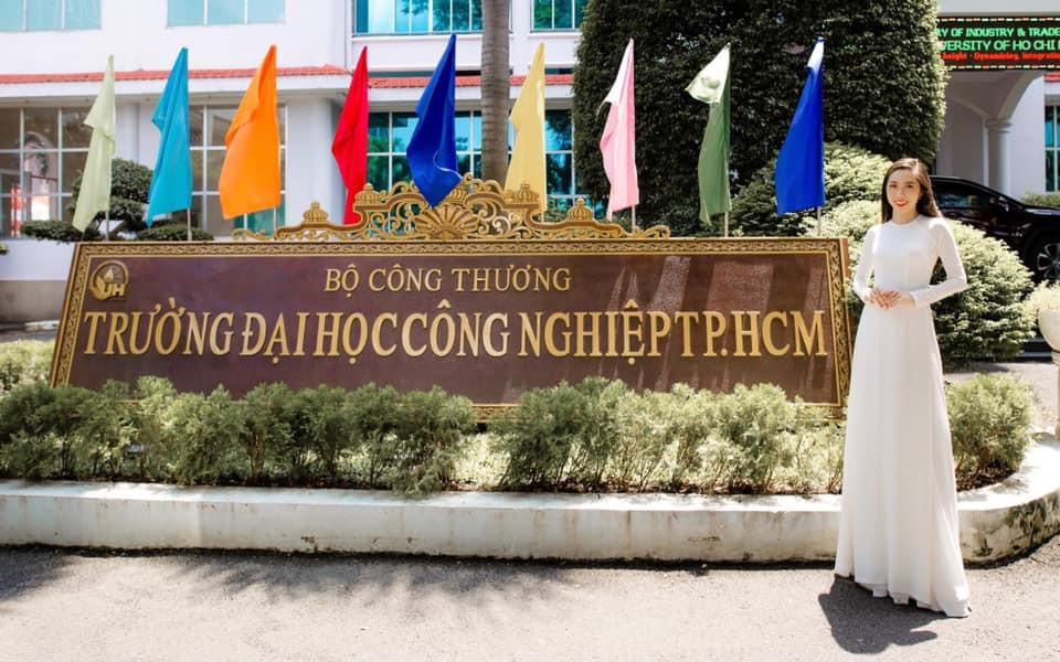 Nữ giảng viên gây sốt với màn “lên đồ” đi dạy ấn tượng: 15 tuần không trùng bộ đồ nào ảnh 4