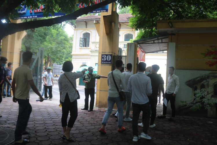 Sĩ tử Hà Nội “check-in” an toàn phòng dịch tại địa điểm thi tốt nghiệp THPT Quốc gia ảnh 2