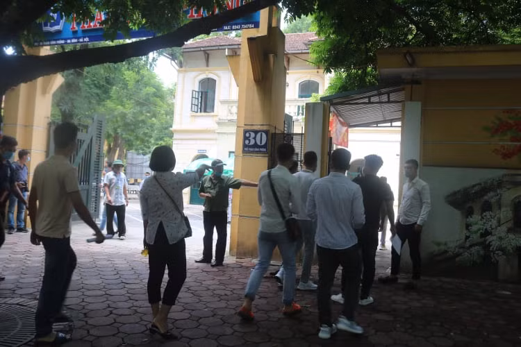 Sĩ tử Hà Nội “check-in” an toàn phòng dịch tại địa điểm thi tốt nghiệp THPT Quốc gia ảnh 2