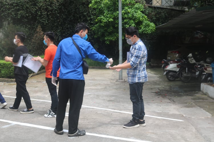 Sĩ tử Hà Nội “check-in” an toàn phòng dịch tại địa điểm thi tốt nghiệp THPT Quốc gia ảnh 6