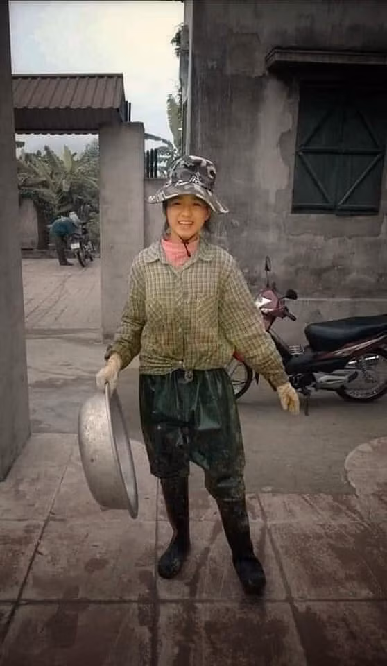 Hoa hậu Đỗ Thị Hà đi cấy lúa cũng xinh xắn đáng yêu, xứng danh cô gái “con nhà người ta“ ảnh 5