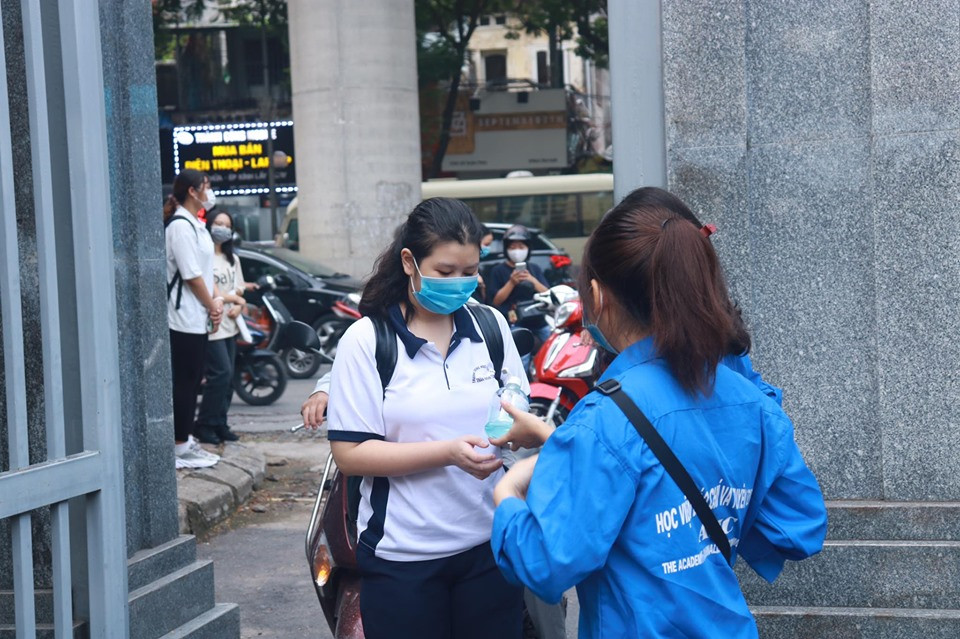 Thi năng khiếu của trường Báo: Nghĩa cử đẹp mùa dịch COVID-19 được đưa vào đề thi ảnh 8