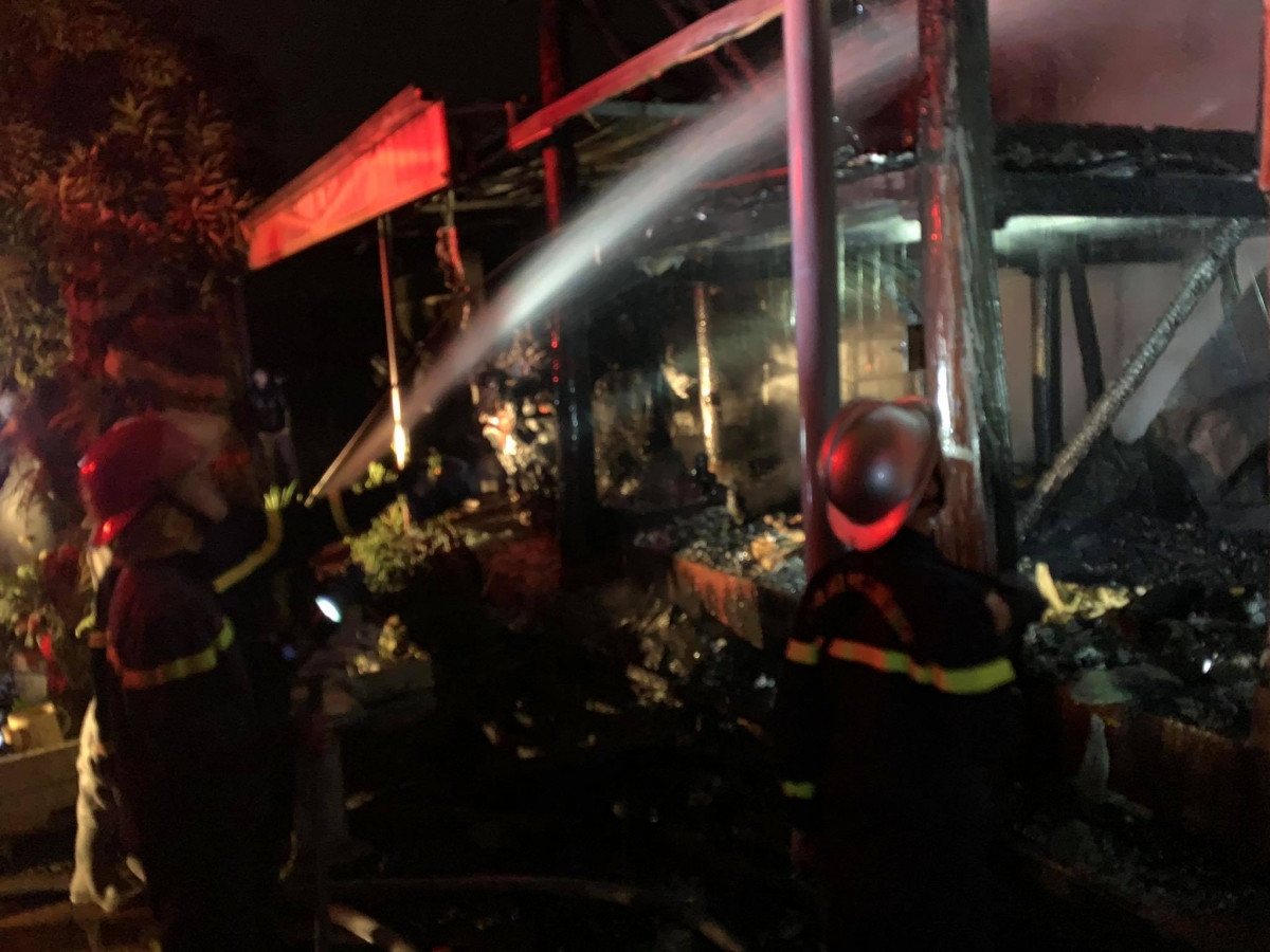 Cháy lớn tại nhà sàn 300m2 với nhiều tượng gỗ quý ảnh 1