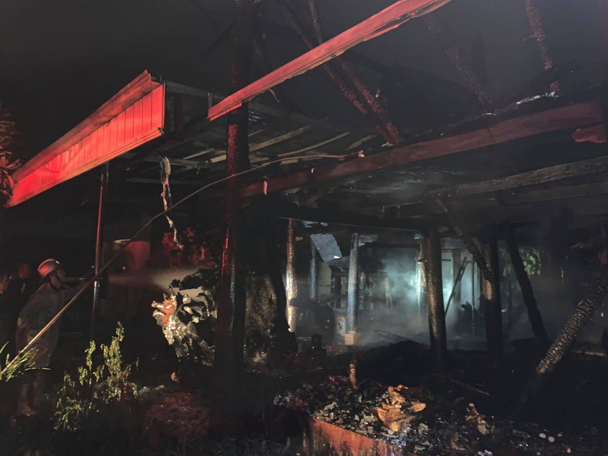 Cháy lớn tại nhà sàn 300m2 với nhiều tượng gỗ quý ảnh 2