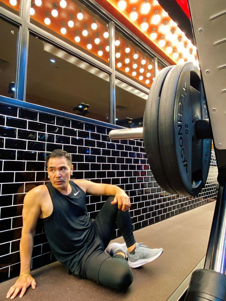 MC Kỳ Duyên khoe dáng gợi cảm với đồ bó sát, tươi trẻ bất ngờ ở tuổi U60 ảnh 6