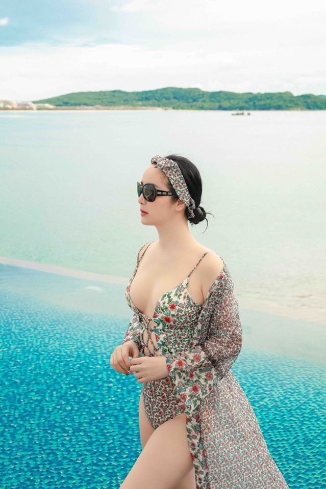 Giáng My diện áo tắm xẻ ngực sâu, gợi cảm hút hồn ở tuổi U50 ảnh 1