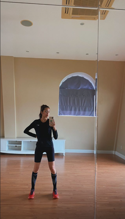 MC Kỳ Duyên khoe dáng gợi cảm với đồ bó sát, tươi trẻ bất ngờ ở tuổi U60 ảnh 3