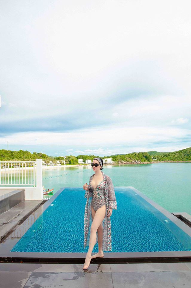 Giáng My diện áo tắm xẻ ngực sâu, gợi cảm hút hồn ở tuổi U50 ảnh 2