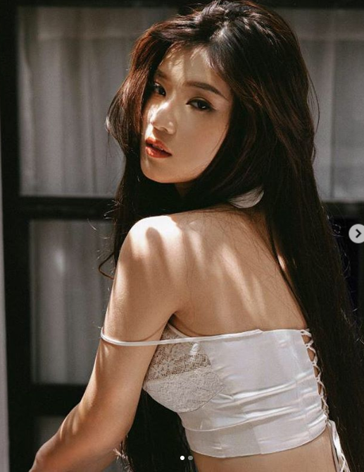 Tung ảnh quyến rũ bên bờ biển, diva Hồng Nhung trẻ đẹp tựa đôi mươi ảnh 8