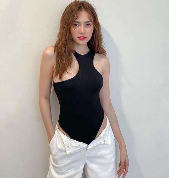 Ninh Dương Lan Ngọc diện áo bó sát khoét sâu kết hợp 'quần tụt' phanh khuy gây sốt ảnh 1