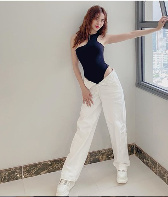 Ninh Dương Lan Ngọc diện áo bó sát khoét sâu kết hợp 'quần tụt' phanh khuy gây sốt ảnh 2
