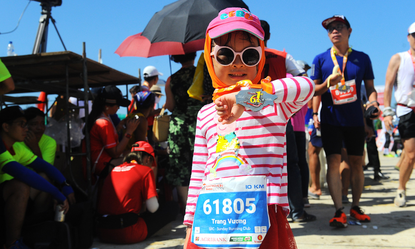 Bé 3 tuổi cùng bố mẹ chinh phục đường chạy ở Lý Sơn ảnh 2