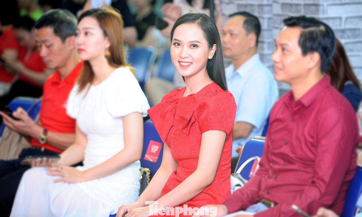 Hai người đẹp Việt Nam rạng ngời trong ngày hội hiến máu Chủ nhật Đỏ ảnh 4