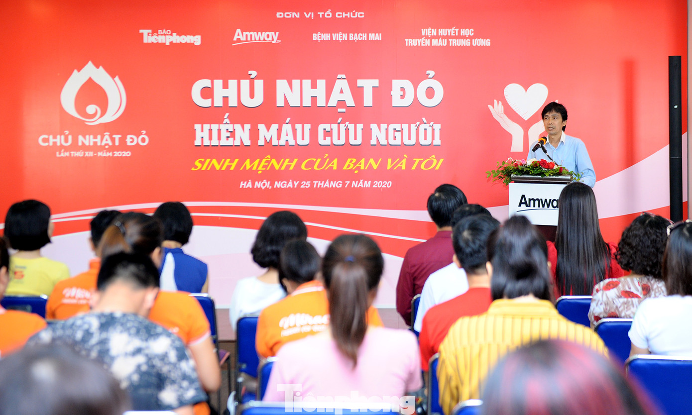 Hai người đẹp Việt Nam rạng ngời trong ngày hội hiến máu Chủ nhật Đỏ ảnh 1