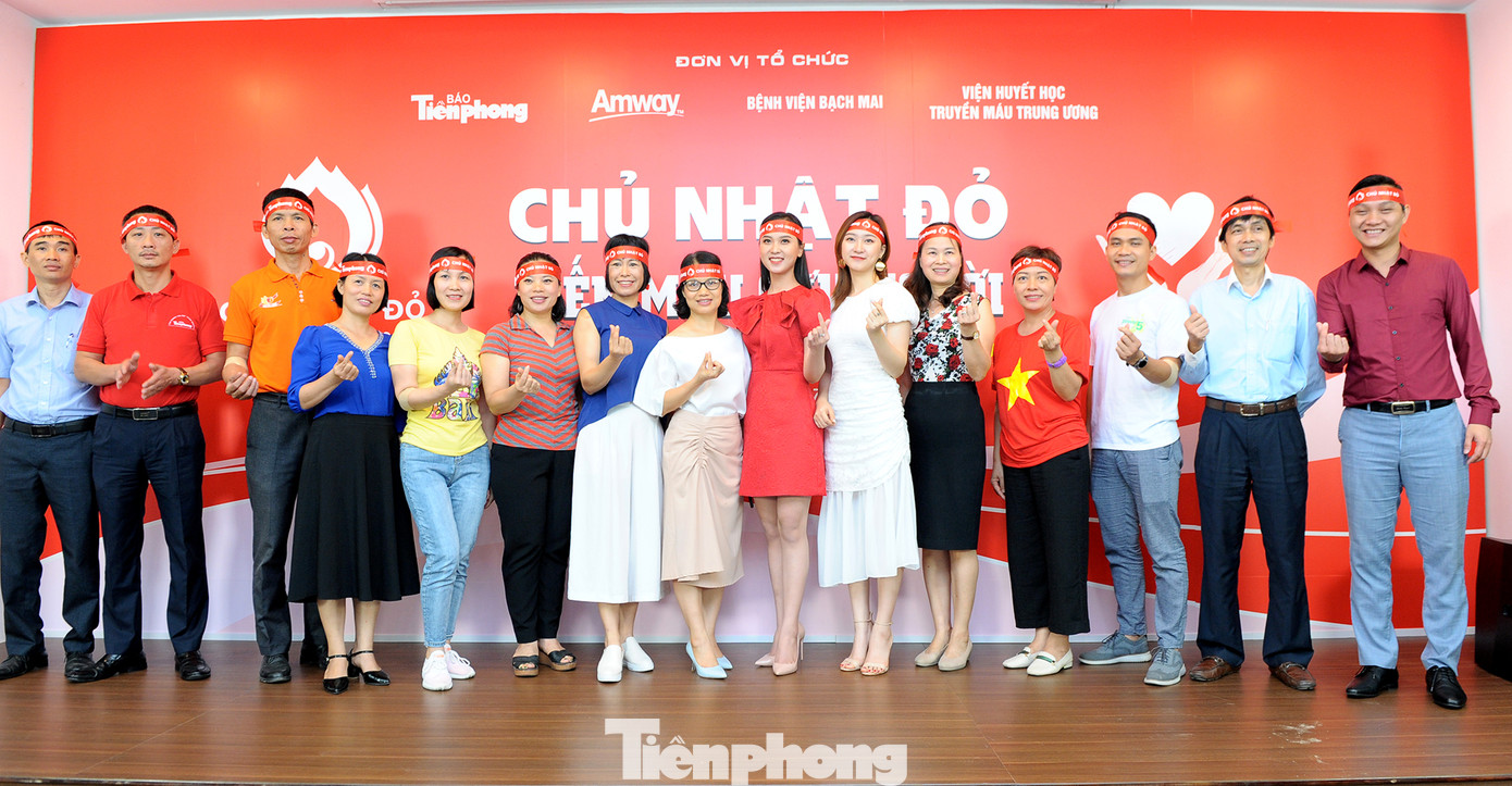Hai người đẹp Việt Nam rạng ngời trong ngày hội hiến máu Chủ nhật Đỏ ảnh 5