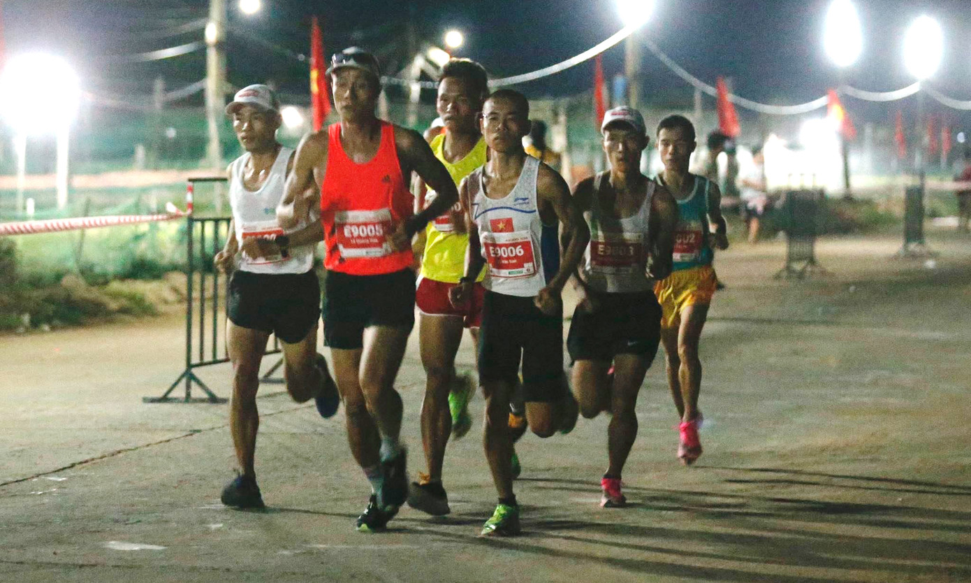 Rộn ràng bước chạy đánh thức bình minh trên đảo Lý Sơn ảnh 4