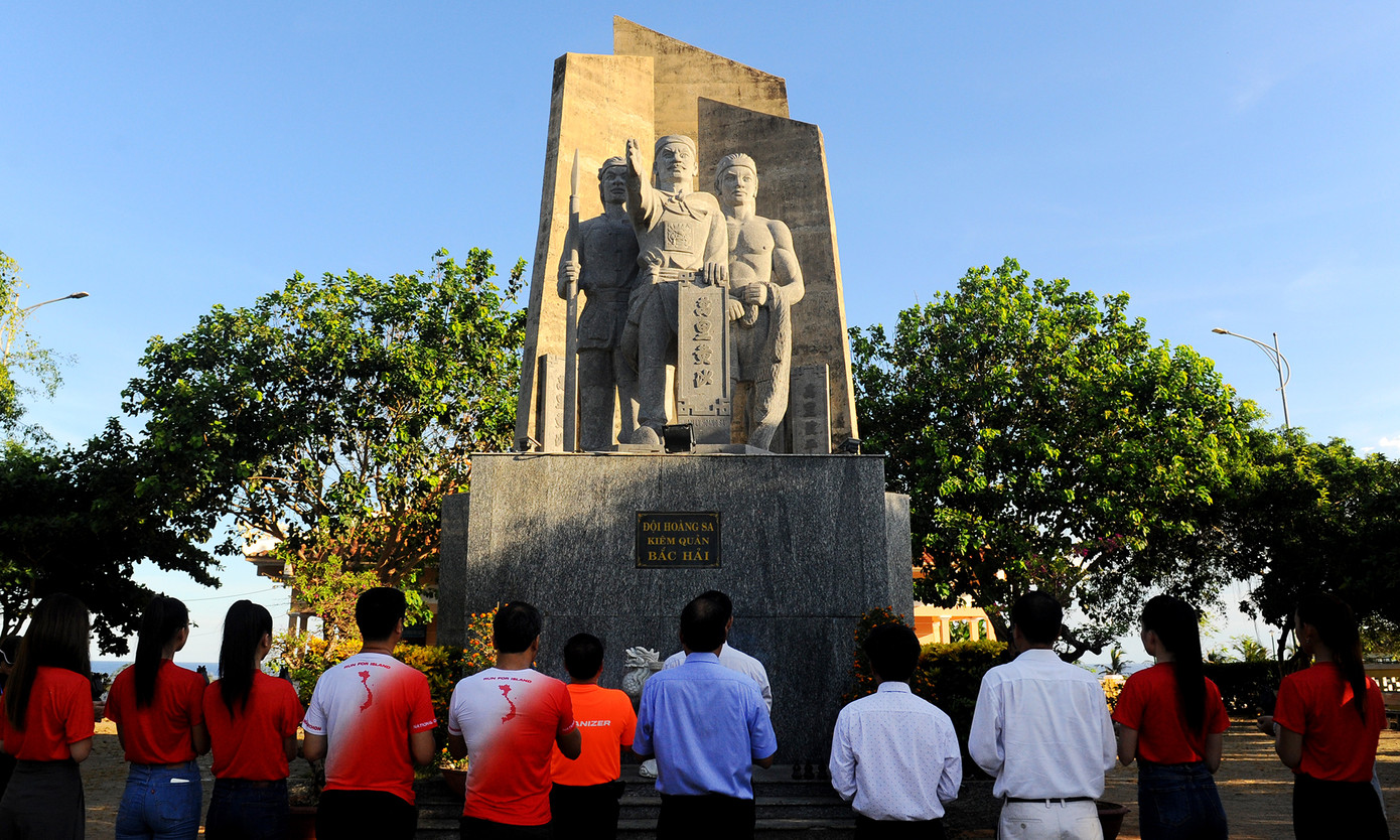 Dâng hương tượng đài đội Hoàng Sa kiêm quản Bắc Hải ảnh 1