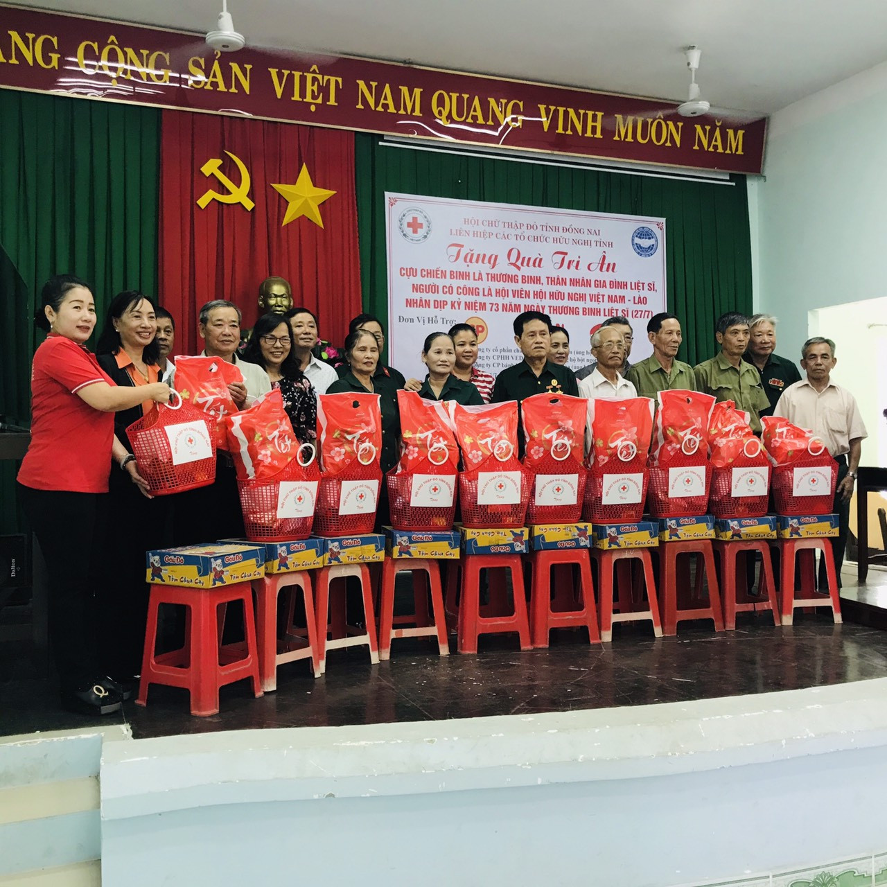 Bibica tặng 10 nghìn phần quà gia đình thương binh liệt sĩ, cựu chiến binh ảnh 1