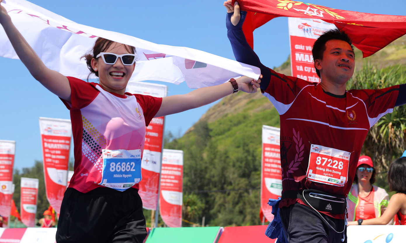 Nụ cười chiến thắng trên đường chạy giữa đại dương ảnh 9