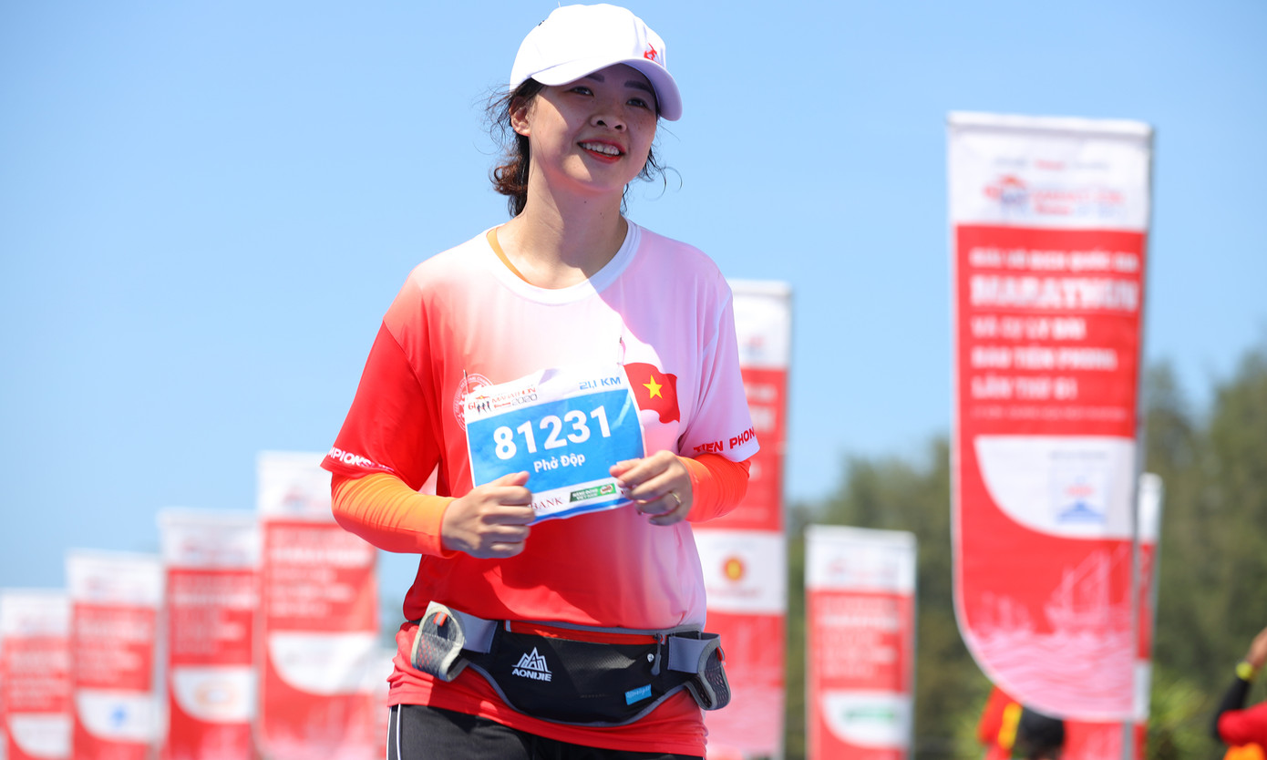 Nụ cười chiến thắng trên đường chạy giữa đại dương ảnh 4