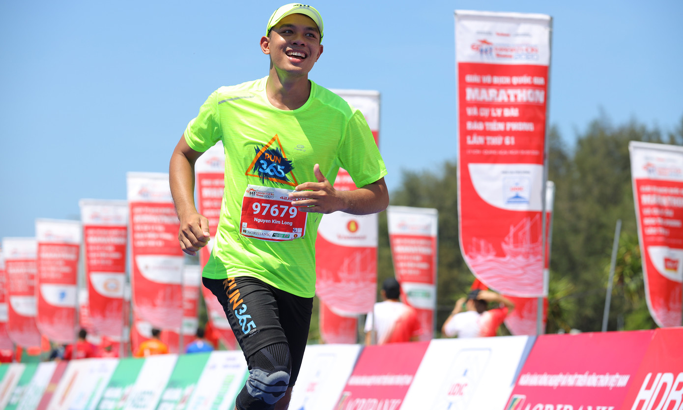 Nụ cười chiến thắng trên đường chạy giữa đại dương ảnh 1