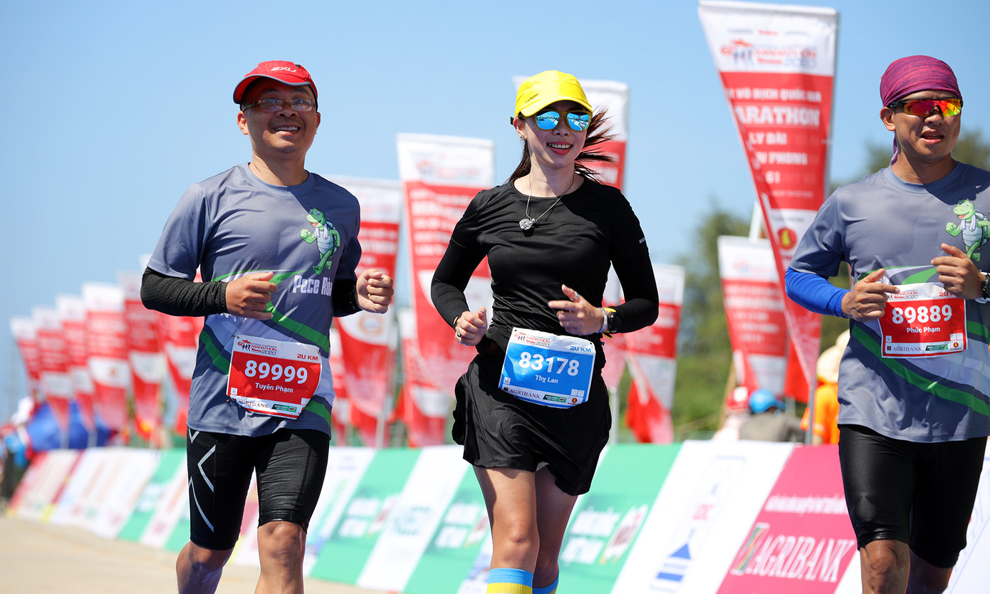 Nụ cười chiến thắng trên đường chạy giữa đại dương ảnh 10