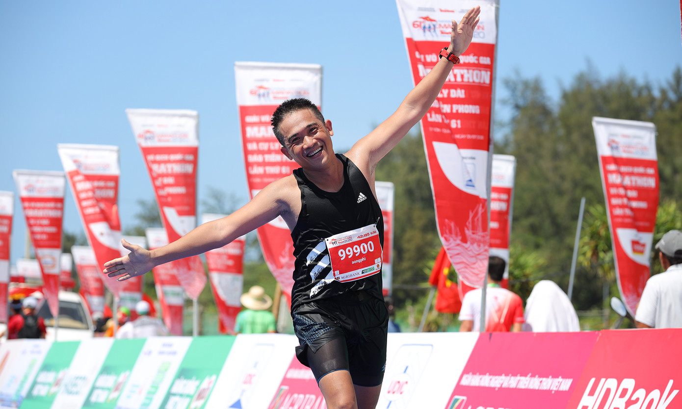 Nụ cười chiến thắng trên đường chạy giữa đại dương ảnh 2