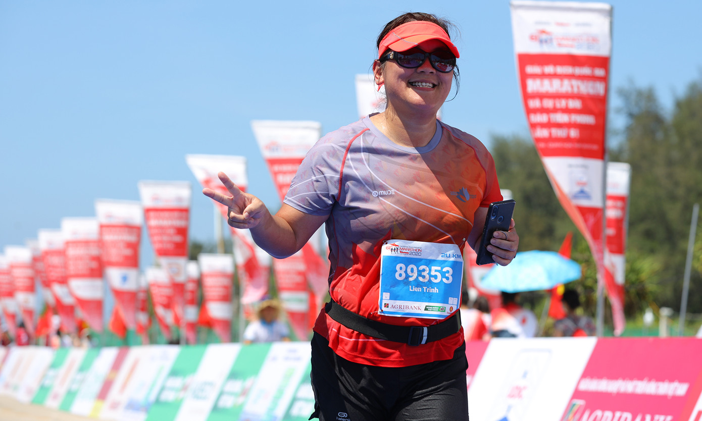 Nụ cười chiến thắng trên đường chạy giữa đại dương ảnh 5