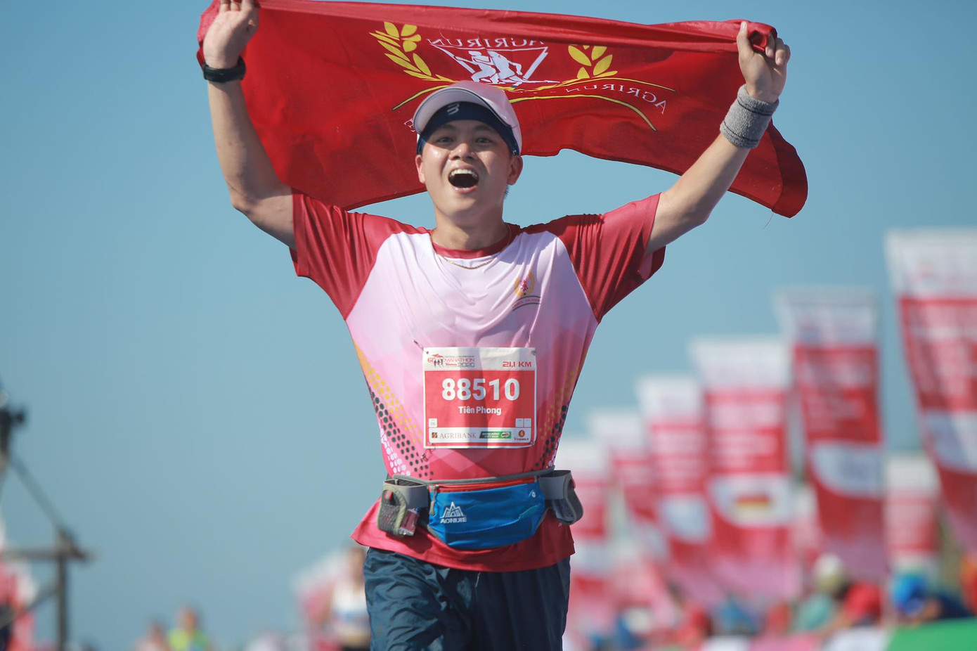 Nụ cười chiến thắng trên đường chạy giữa đại dương ảnh 8