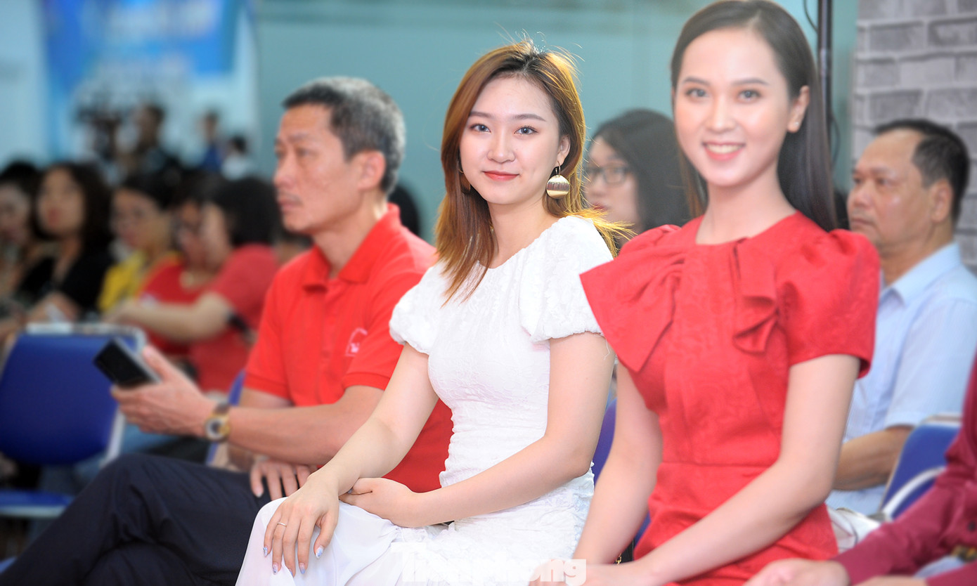 Hai người đẹp Việt Nam rạng ngời trong ngày hội hiến máu Chủ nhật Đỏ ảnh 3