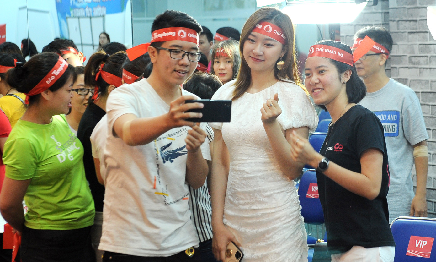 Hai người đẹp Việt Nam rạng ngời trong ngày hội hiến máu Chủ nhật Đỏ ảnh 7