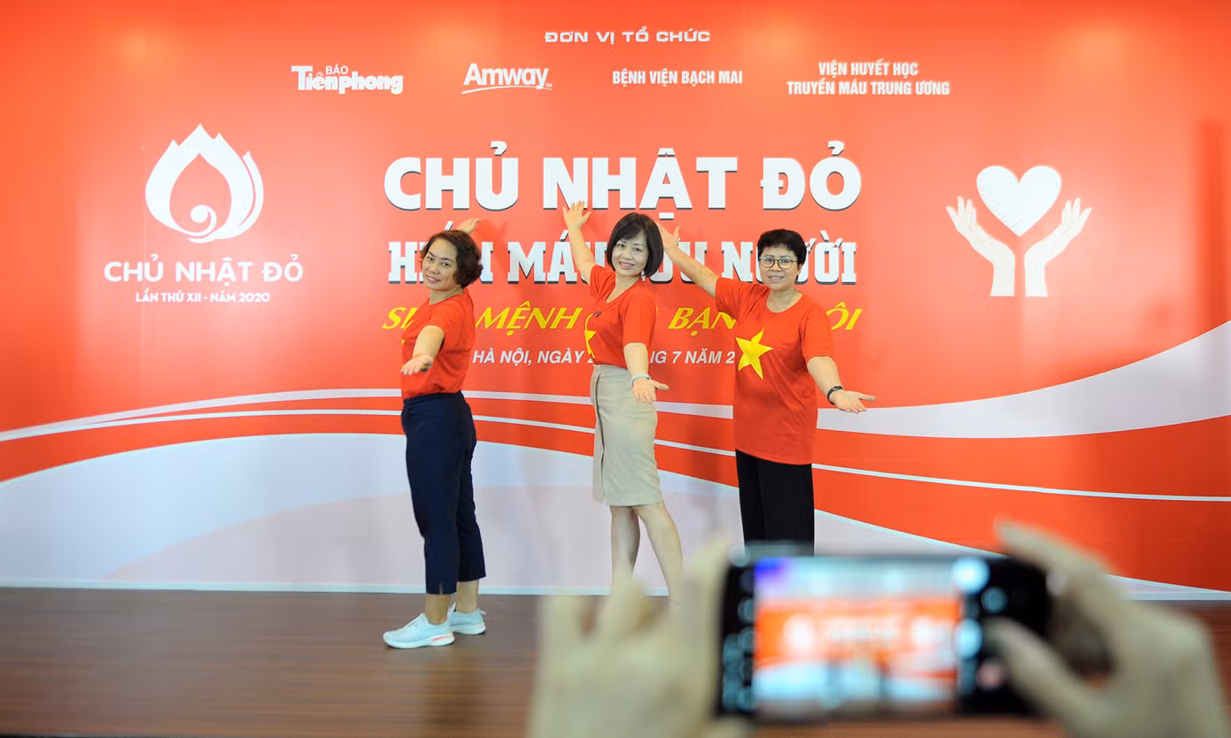 Rộn ràng ngày hội hiến máu Chủ nhật Đỏ tại Hà Nội ảnh 13