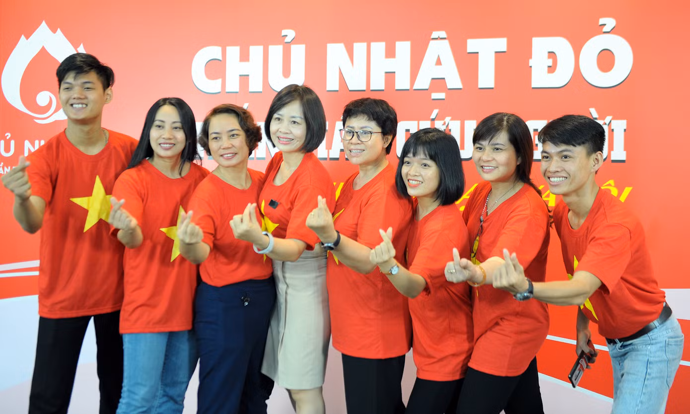 Rộn ràng ngày hội hiến máu Chủ nhật Đỏ tại Hà Nội ảnh 12