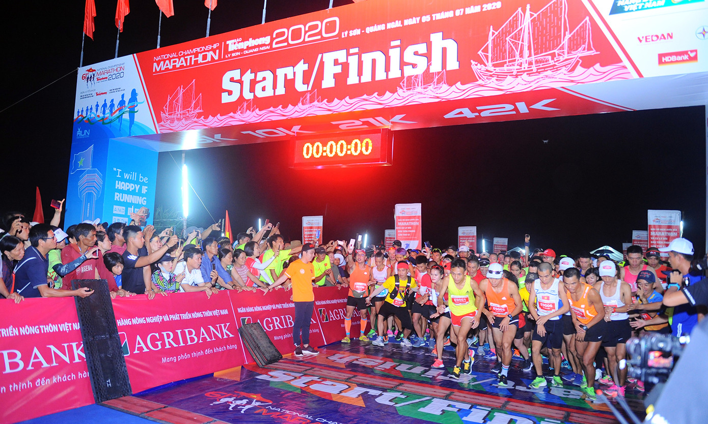 Rộn ràng bước chạy đánh thức bình minh trên đảo Lý Sơn ảnh 1