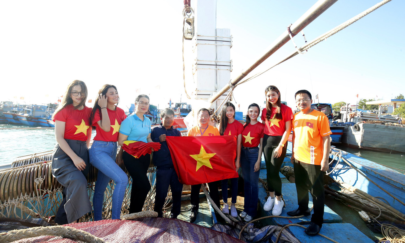 Cờ Tổ quốc, tủ thuốc y tế đến tay ngư dân Lý Sơn ảnh 2