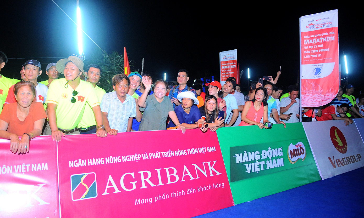 Rộn ràng bước chạy đánh thức bình minh trên đảo Lý Sơn ảnh 15